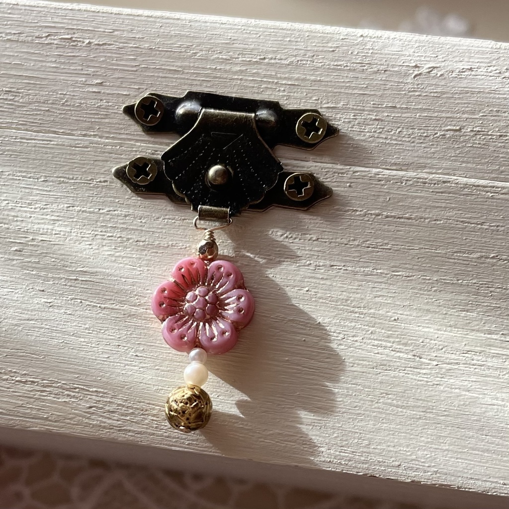 宝物入れ〈小花の錠とうさぎの守り番〉