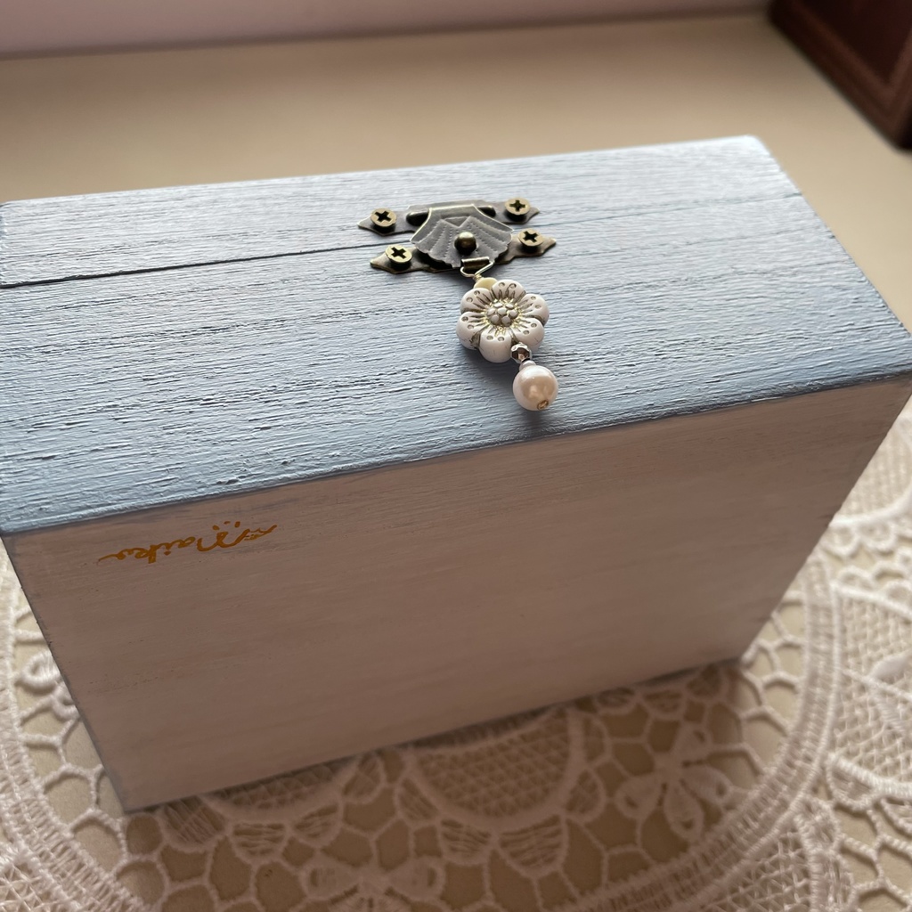 宝物入れ〈小花の錠とうさぎの守り番〉