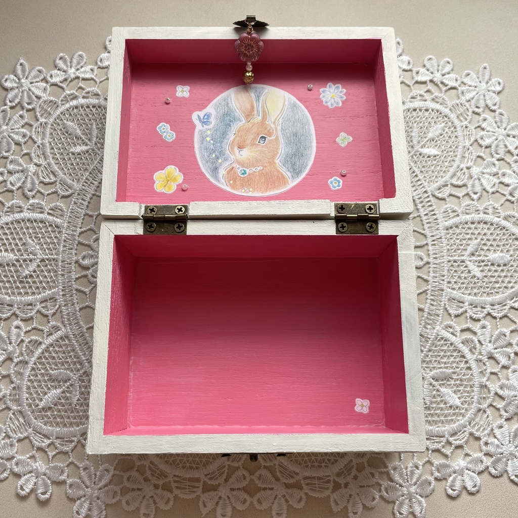 宝物入れ〈小花の錠とうさぎの守り番〉