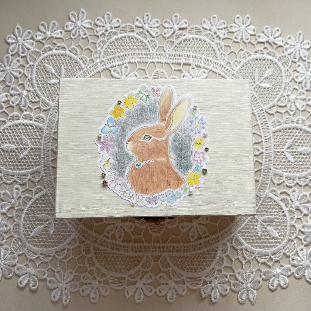 宝物入れ〈小花の錠とうさぎの守り番〉