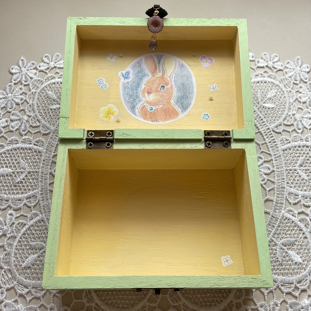 宝物入れ〈小花の錠とうさぎの守り番〉