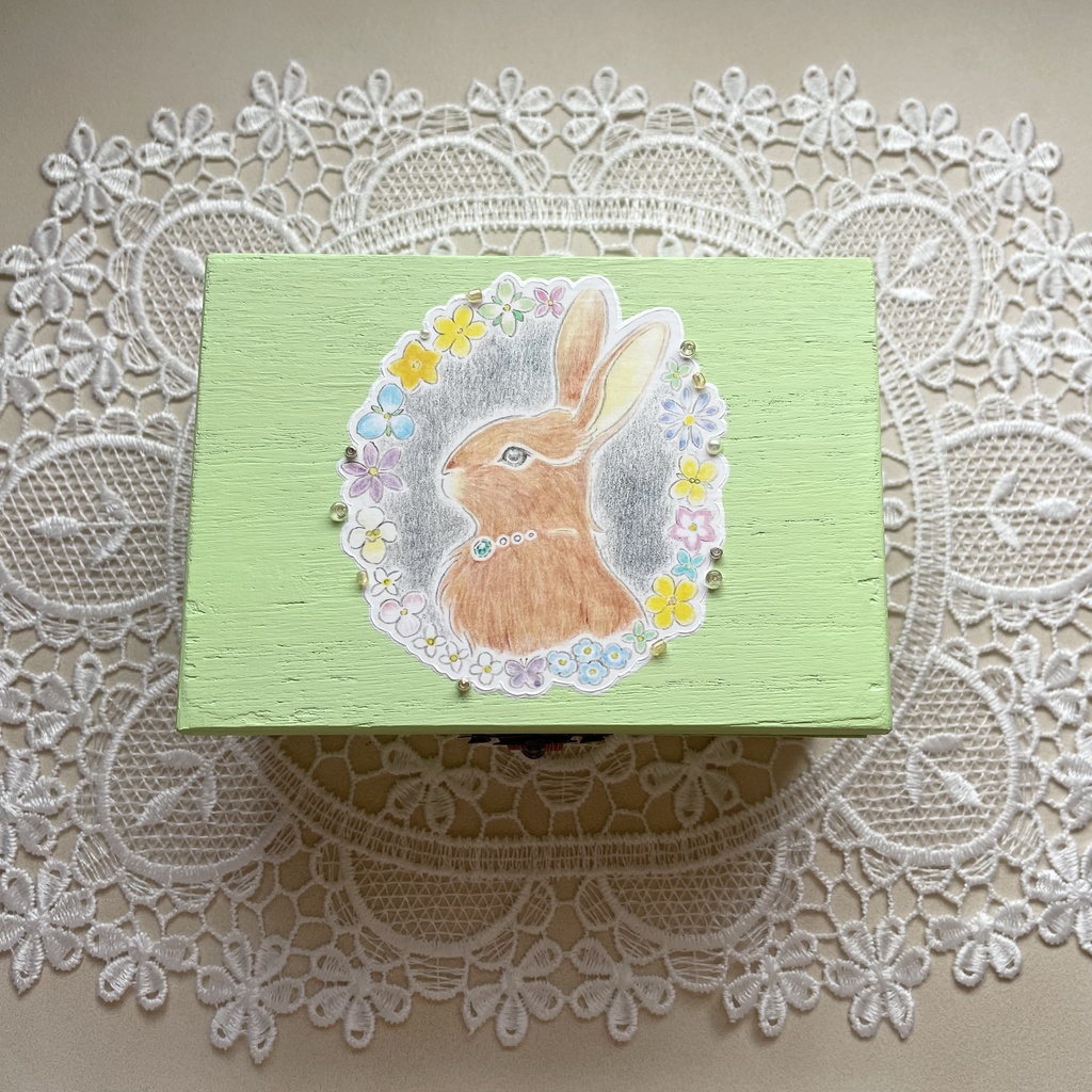 宝物入れ〈小花の錠とうさぎの守り番〉