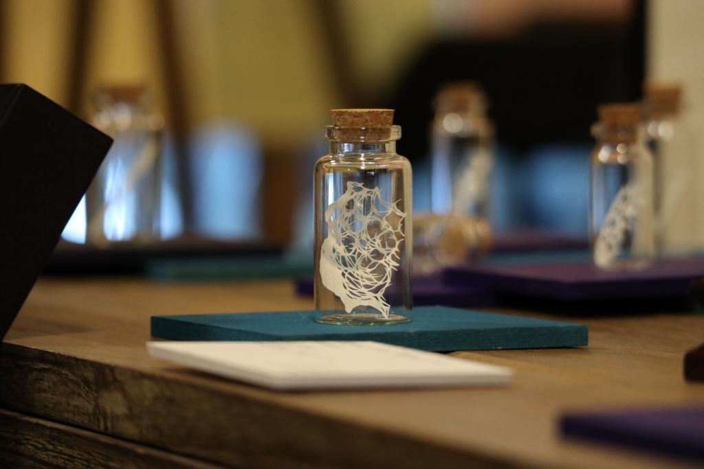 【切り絵】小瓶(大)≪波のような、雲のような≫