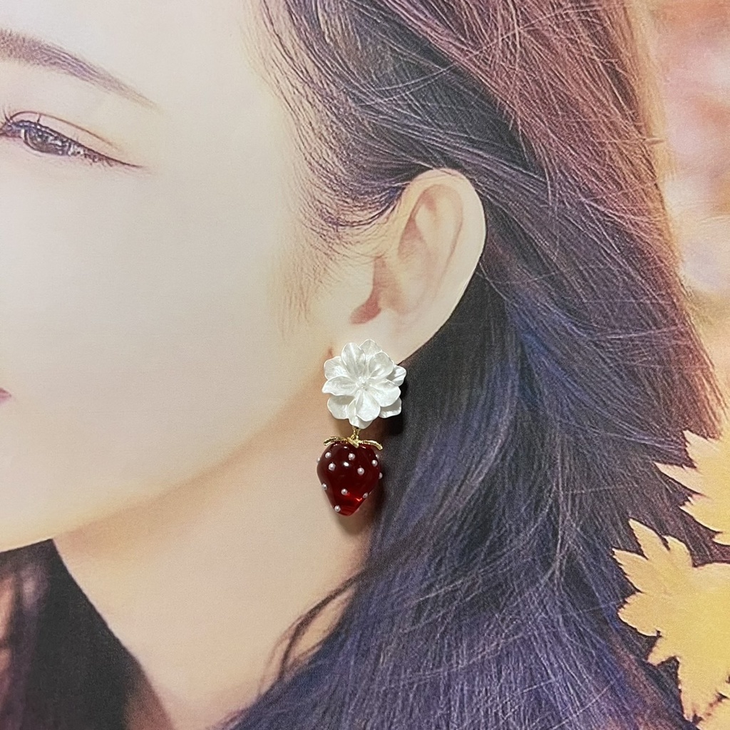 フラワーとイチゴのピアス