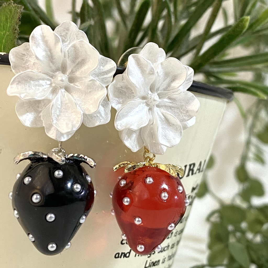 フラワーとイチゴのピアス