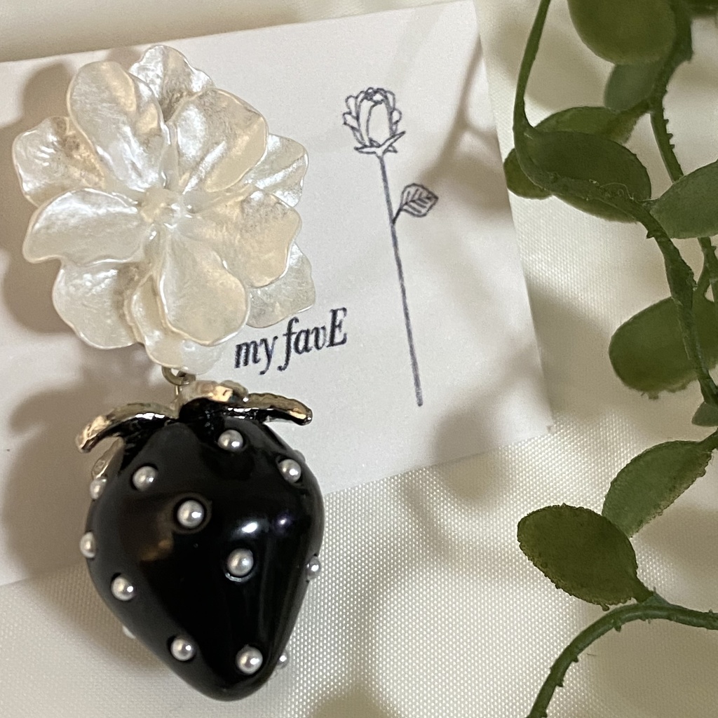 フラワーとイチゴのピアス