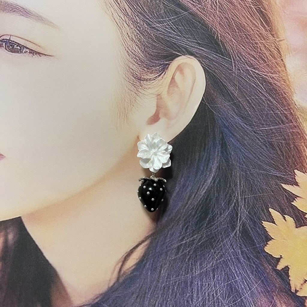 フラワーとイチゴのピアス