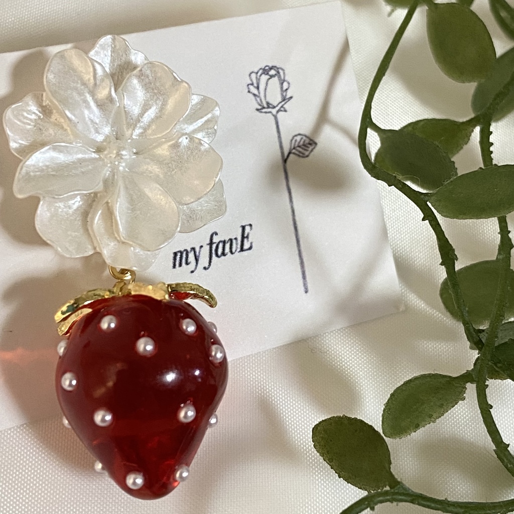 フラワーとイチゴのピアス
