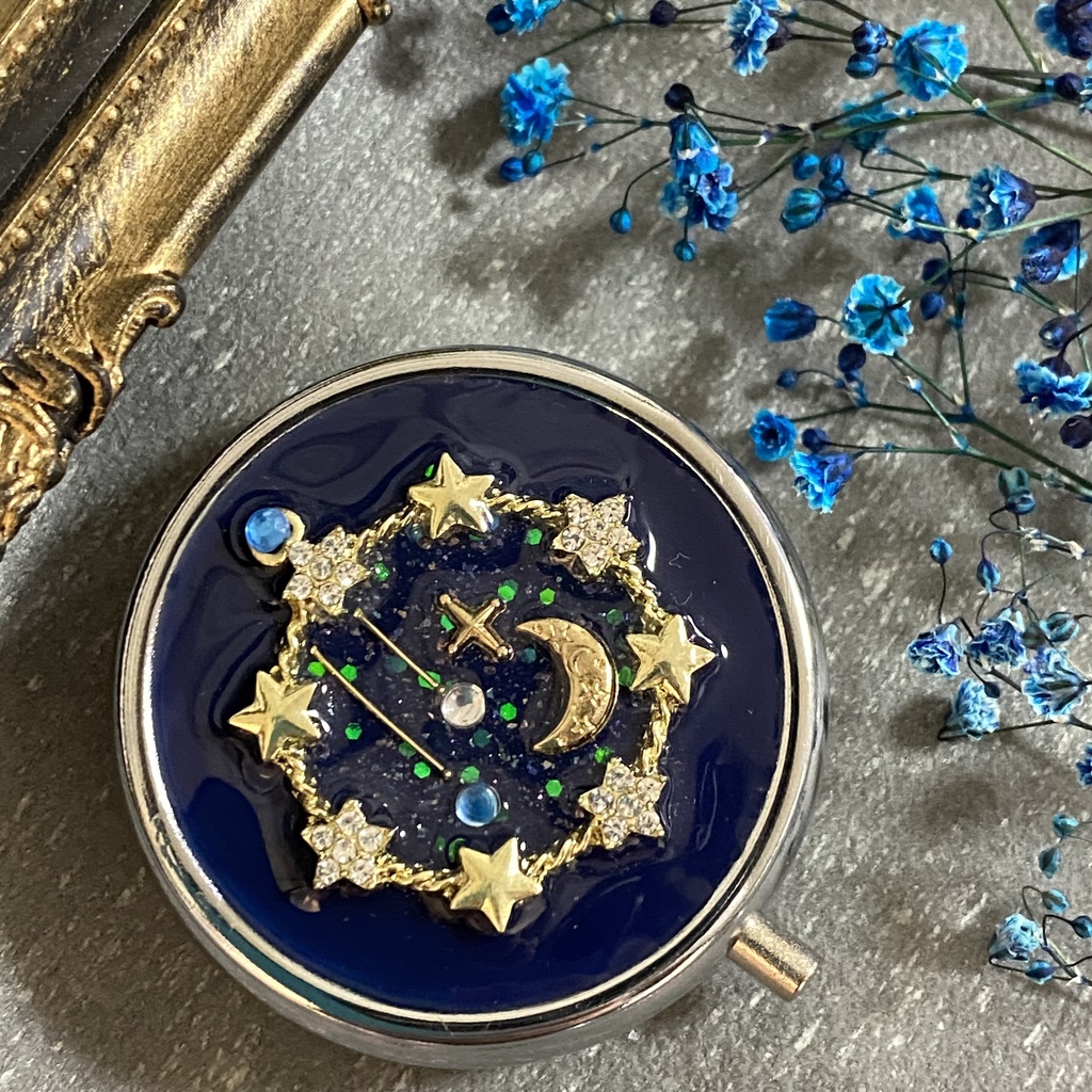 宇宙と夜空のピルケース