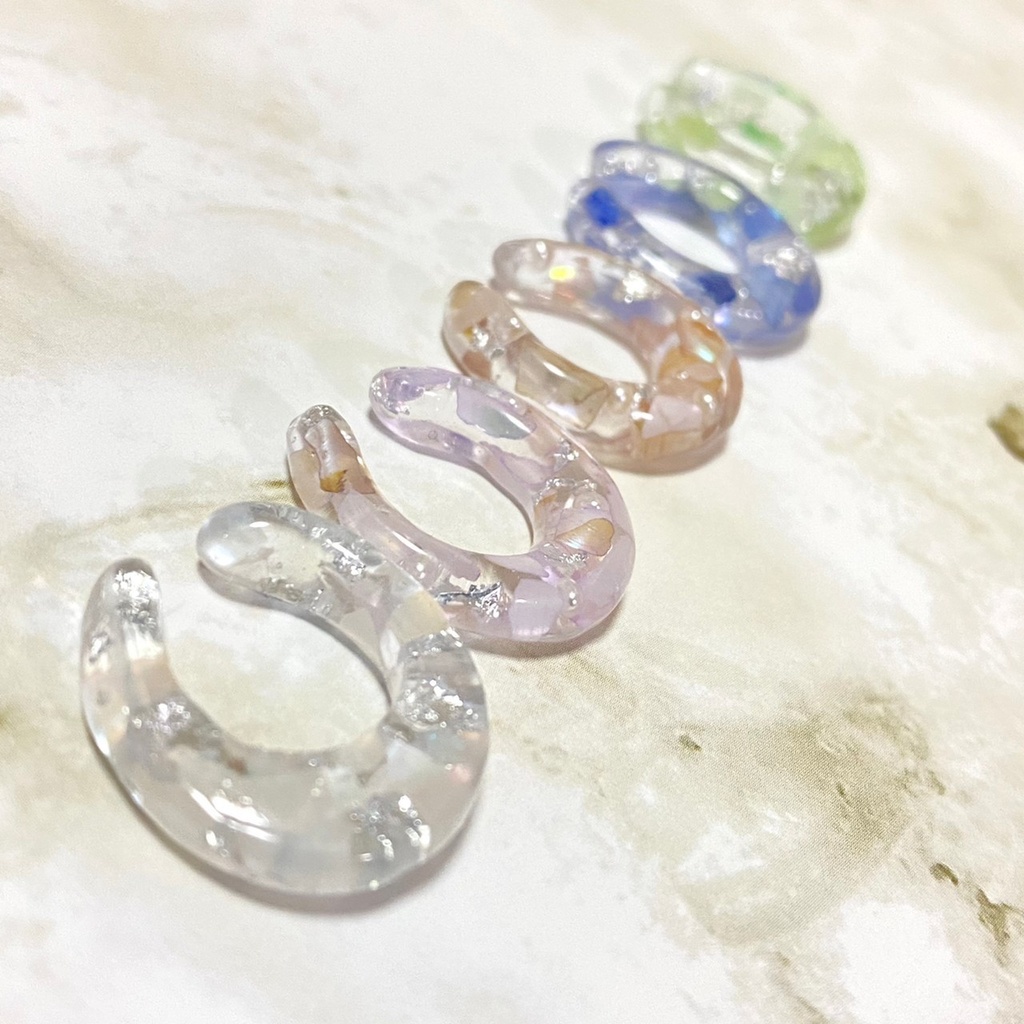 ちゅるんと透け感が可愛い♧シェルのイヤーカフ🐚