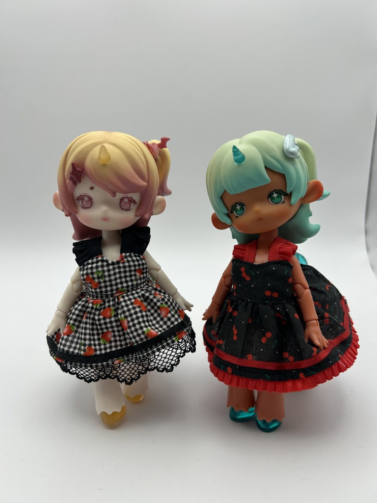イチゴ柄ジャンパースカート