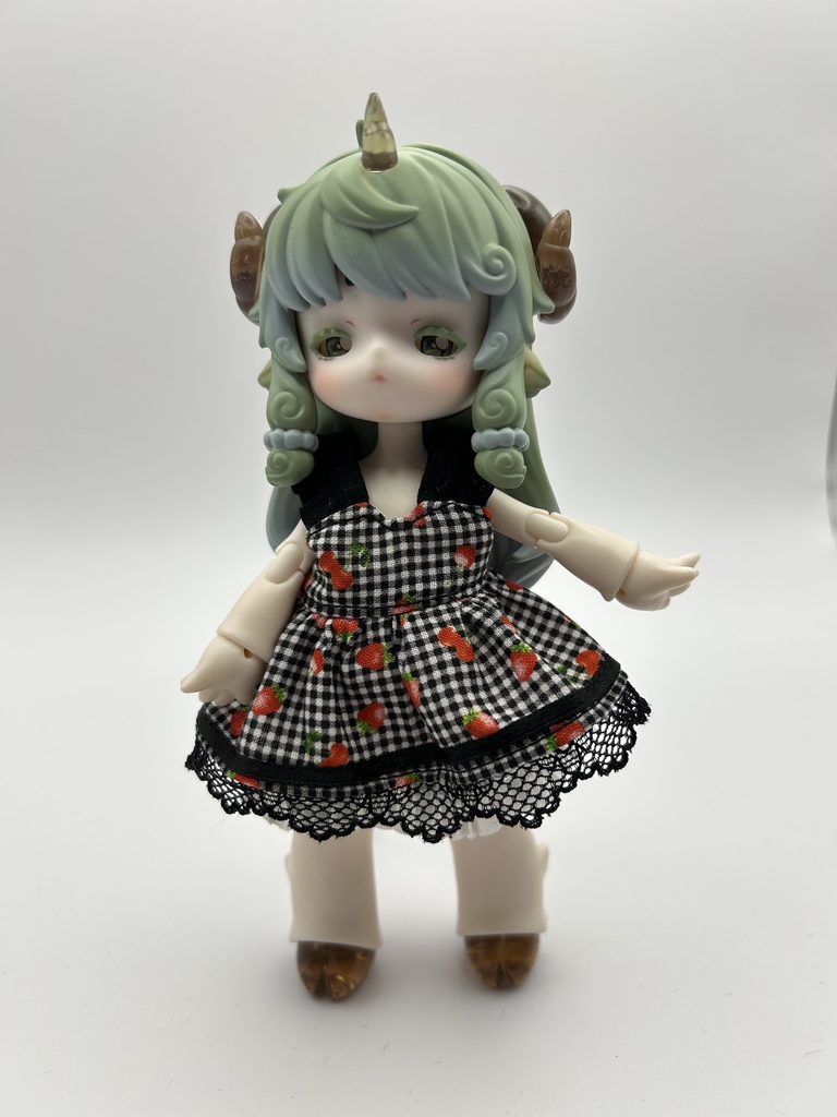 イチゴ柄ジャンパースカート