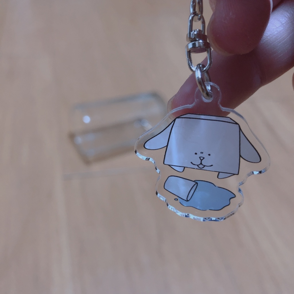 おとうふ犬がお水をこぼしたアクリルキーホルダー