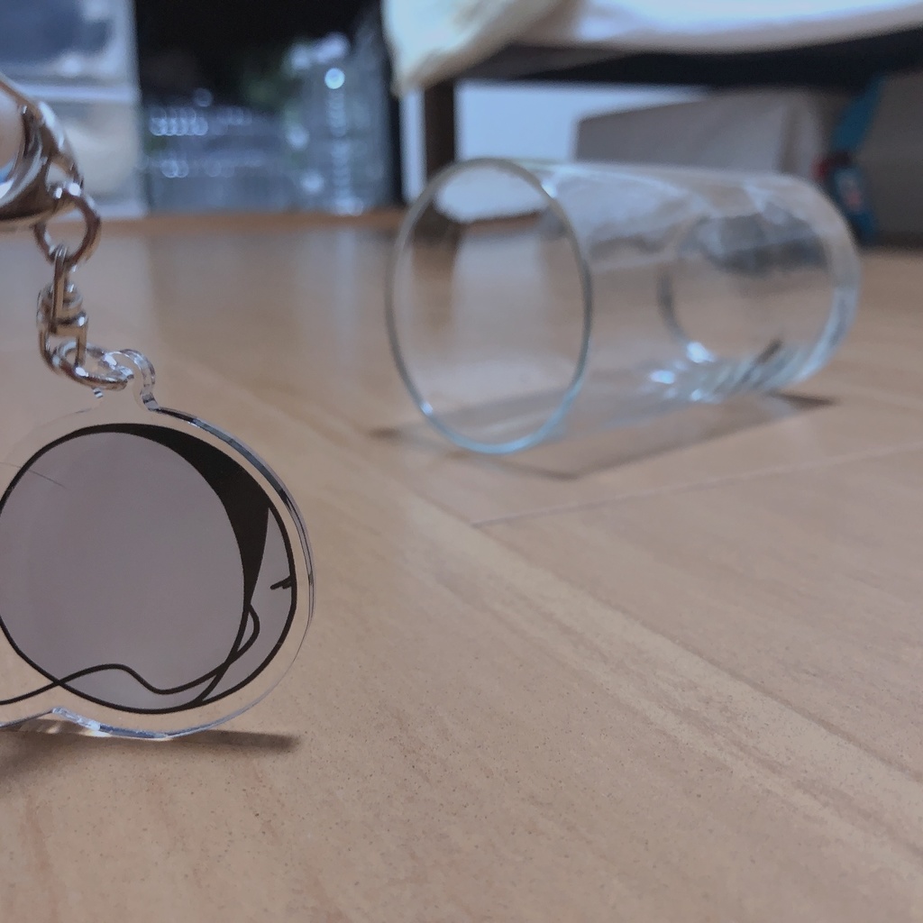 後ろ向きおかめのアクリルキーホルダー