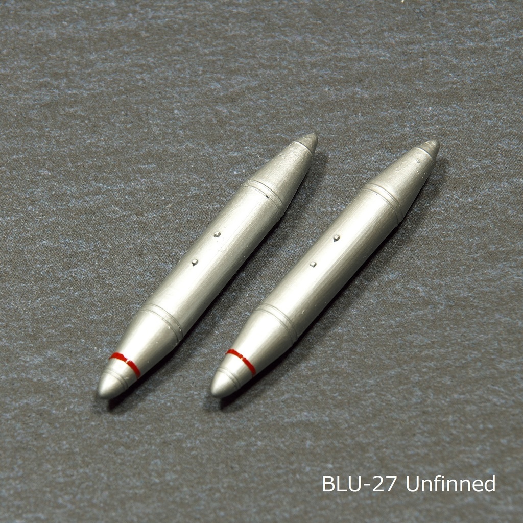 【在庫品】1/72スケール BLU-27 2本（プラスチックモデル用品）