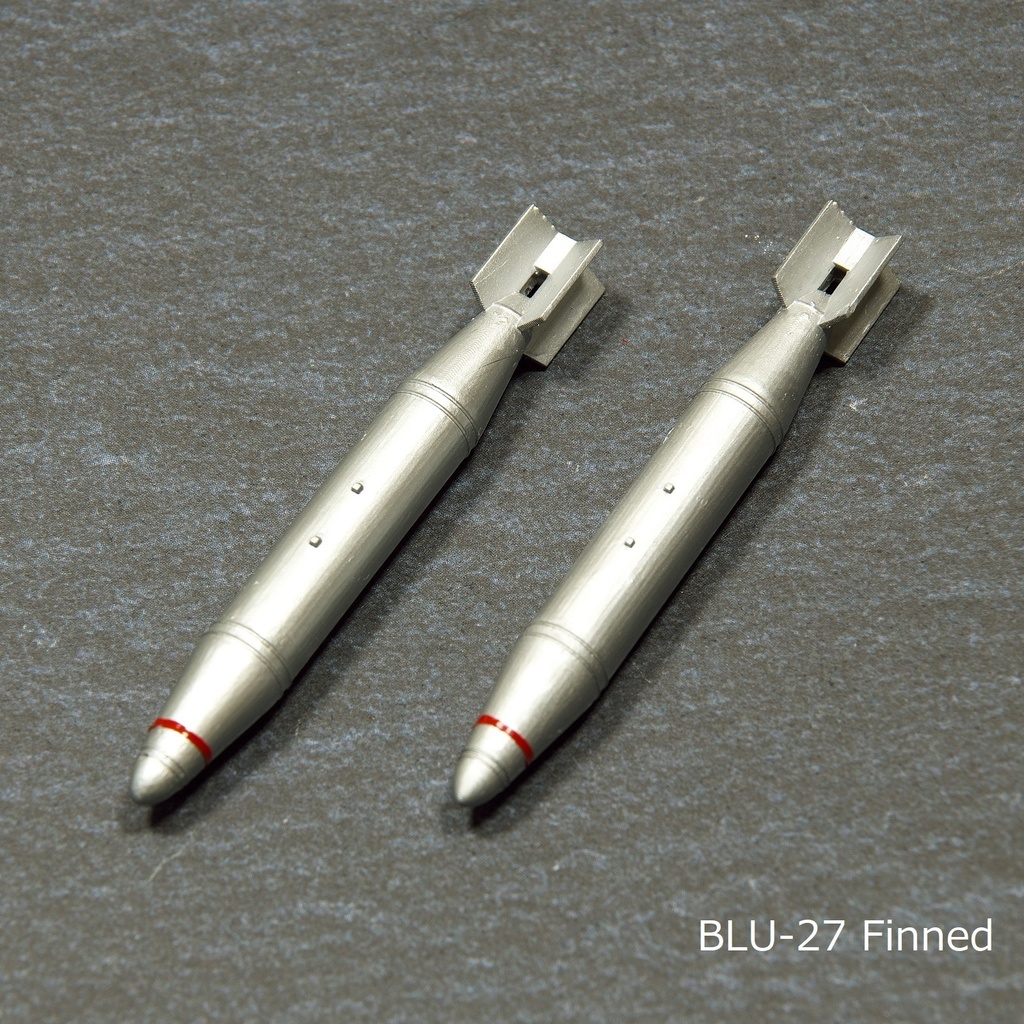 【在庫品】1/72スケール BLU-27 2本(プラスチックモデル用品)