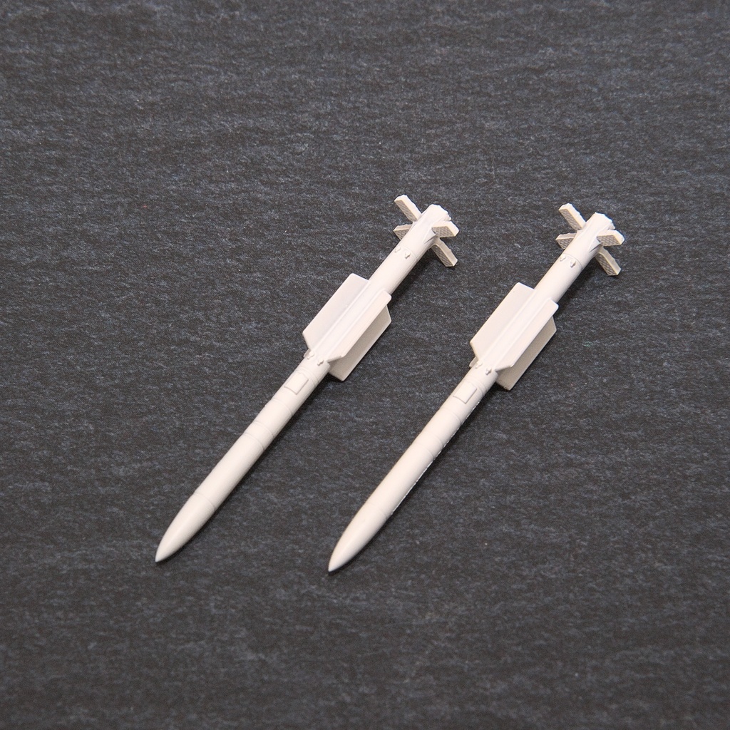【在庫品】1/72スケール R-77 2本（プラスチックモデル用品）