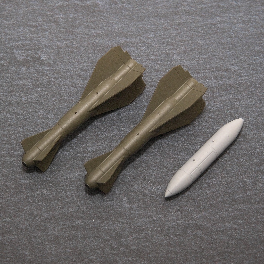 【在庫品】1/72スケール GBU-15(V)1/B 2本 + AN/AXQ-14データリンクポッド(プラスチックモデル用品)