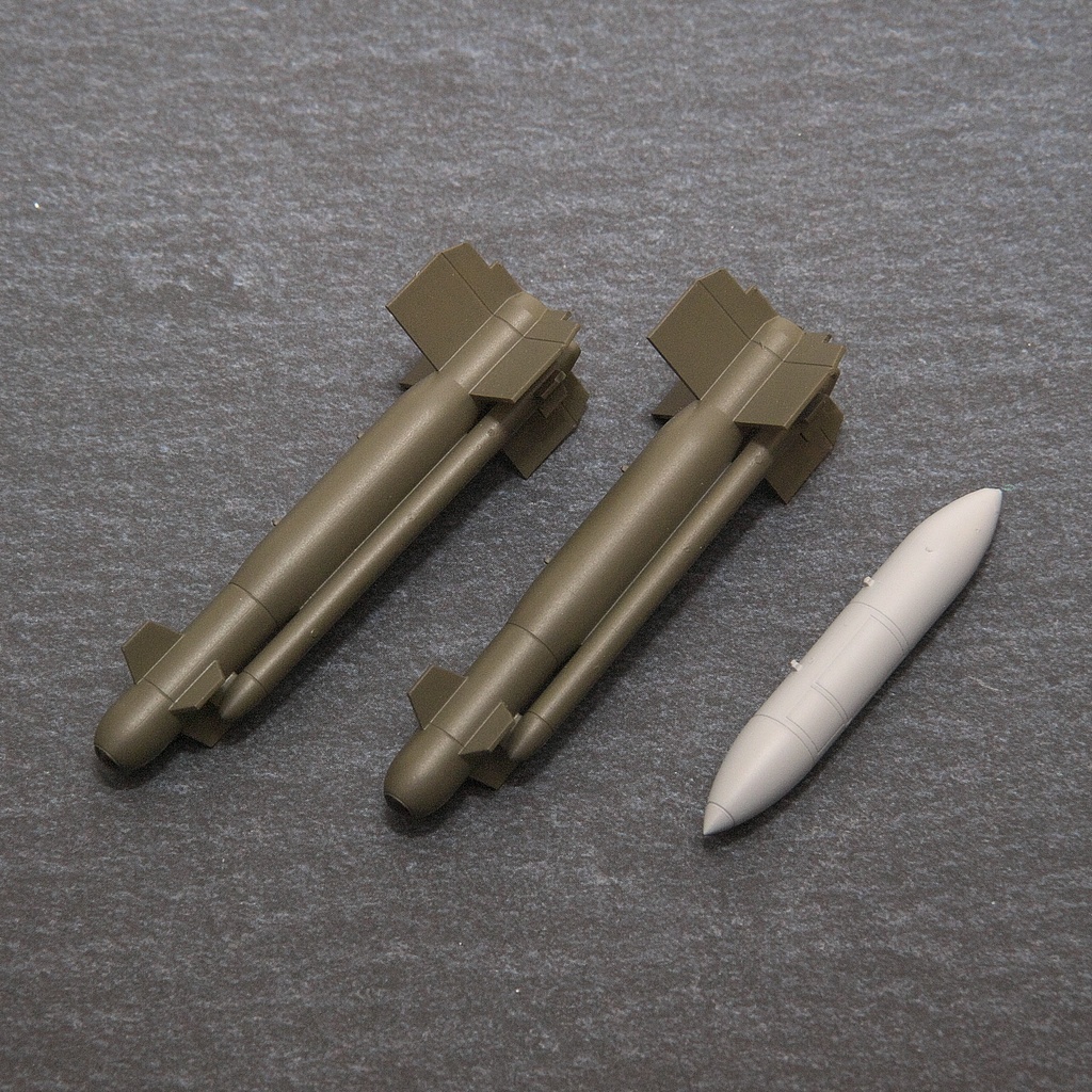 【在庫品】1/72スケール AGM-130A 2本 + AN/AXQ-14データリンクポッド(プラスチックモデル用品)
