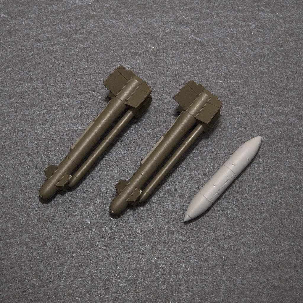 AGM-130C 2本 + AN/AXQ-14データリンクポッド(1/72スケール プラスチックモデル用品)