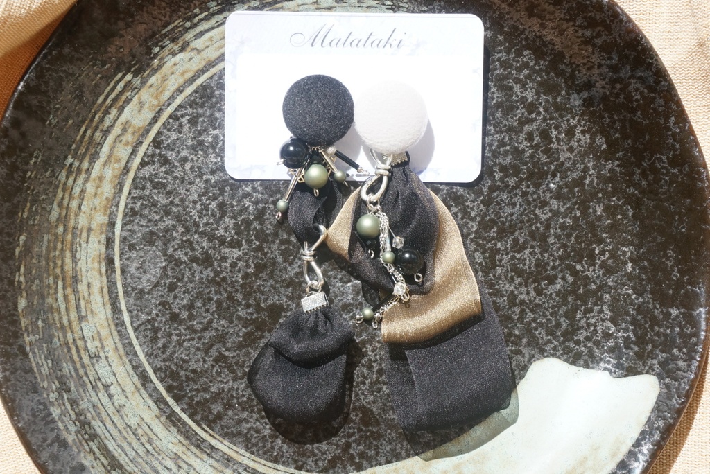 稲葉江イメージ/くるみボタンの大ぶりピアス(イヤリング)