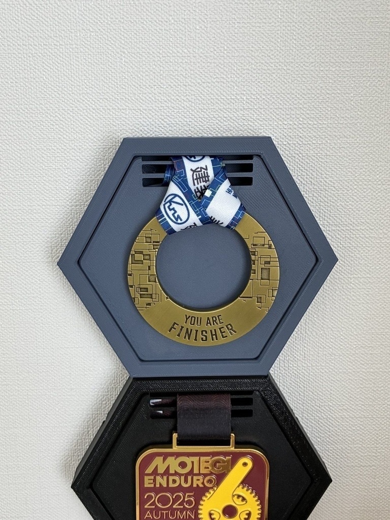 【グレー】完走メダル用 壁掛けディスプレイ【HEXホルダー】