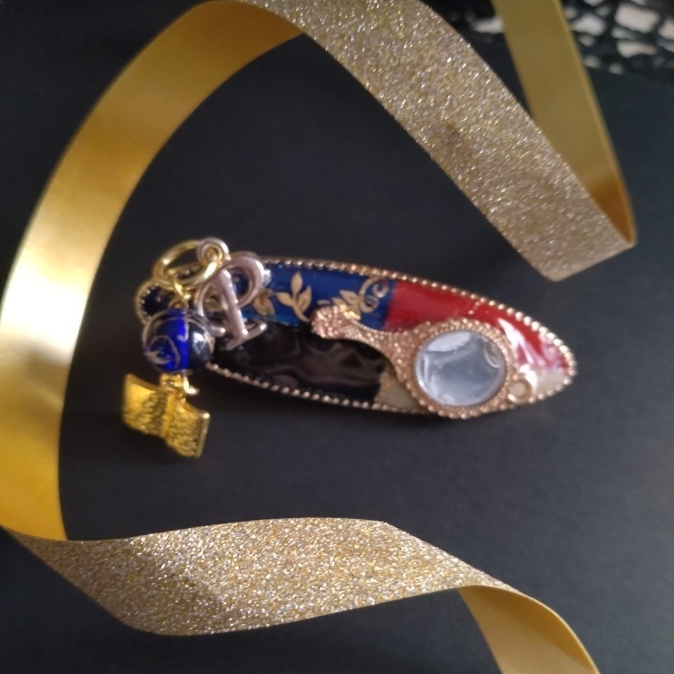 ポムフィオーレ寮イメージイニシャルバレッタ【ツイステッドワンダーランド】