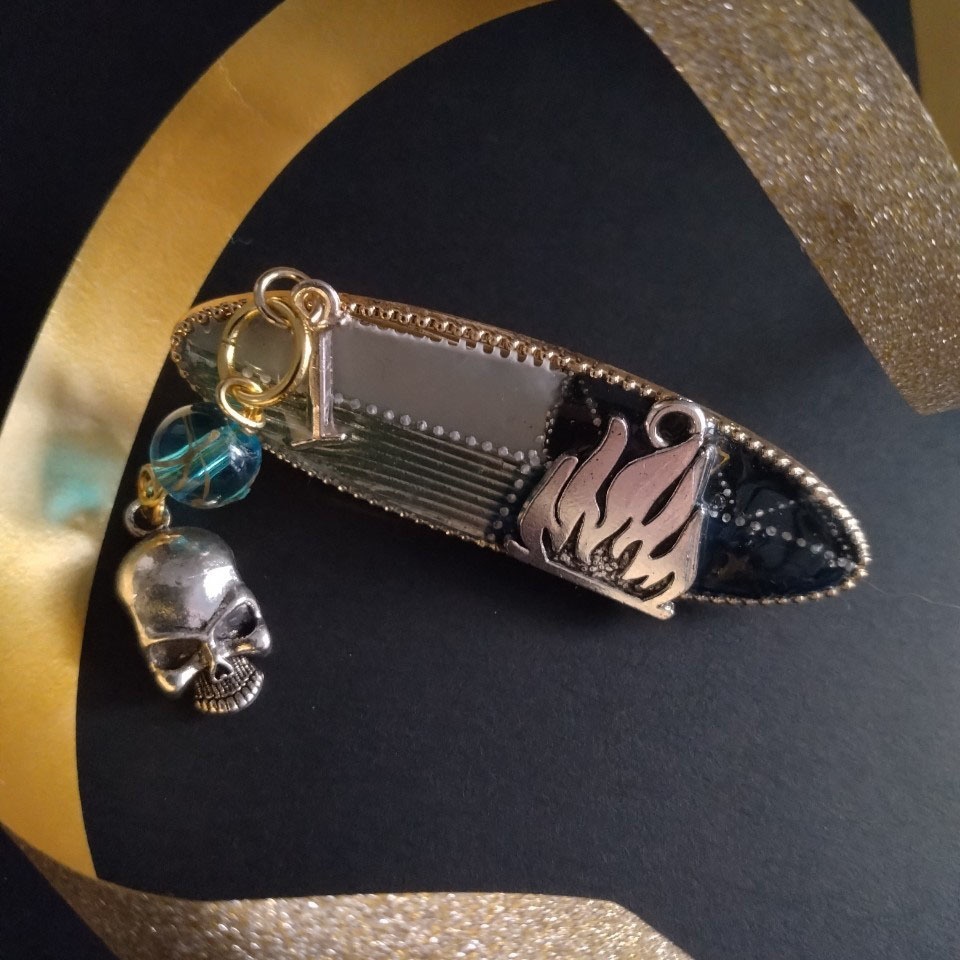 イグニハイド寮イメージイニシャルバレッタ【ツイステッドワンダーランド】