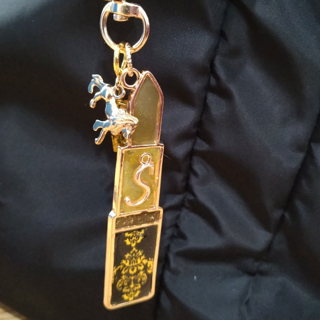 【ツイステッドワンダーランド】寮イメージリップキーホルダー