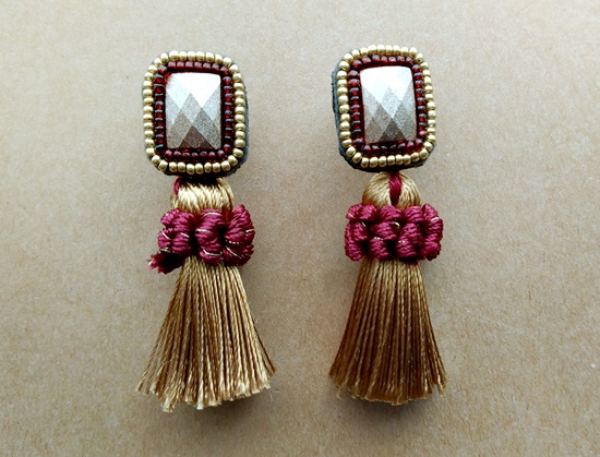 ビーズ刺繍とボリュームタッセルのイヤリング(スクエア/ゴールドレッド)