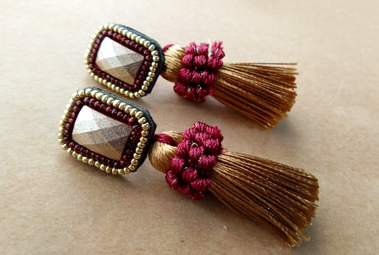 ビーズ刺繍とボリュームタッセルのイヤリング（スクエア／ゴールドレッド）