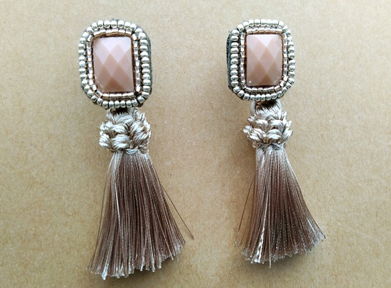 ビーズ刺繍とボリュームタッセルのイヤリング(スクエア/シルバーベージュ)