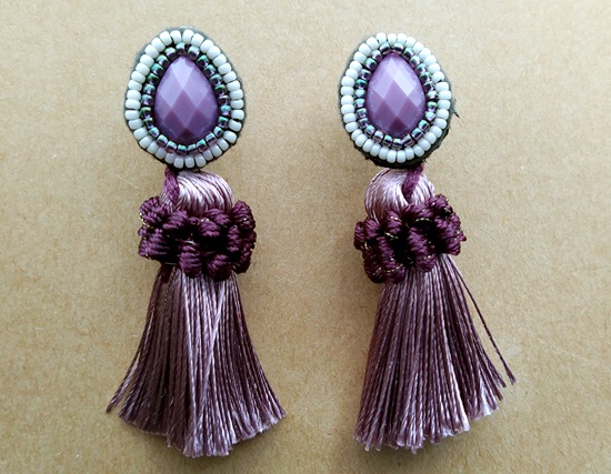 ビーズ刺繍とボリュームタッセルのイヤリング(ドロップ/レトロパープル)
