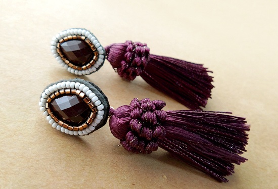 ビーズ刺繍とボリュームタッセルのイヤリング（ドロップ／レトロブラウン）