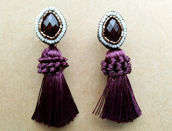 ビーズ刺繍とボリュームタッセルのイヤリング(ドロップ/レトロブラウン)