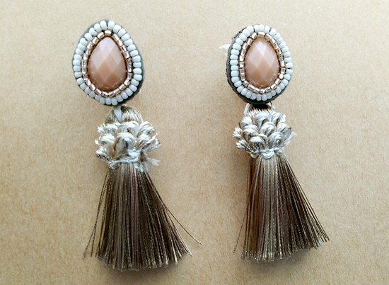 ビーズ刺繍とボリュームタッセルのイヤリング(ドロップ/レトロベージュ)