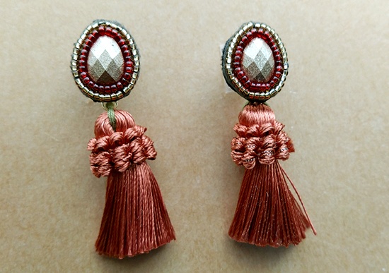 ビーズ刺繍とボリュームタッセルのイヤリング(ドロップ/ゴールドレッド)