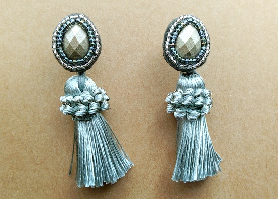 ビーズ刺繍とボリュームタッセルのイヤリング(ドロップ/シルバーグレー)