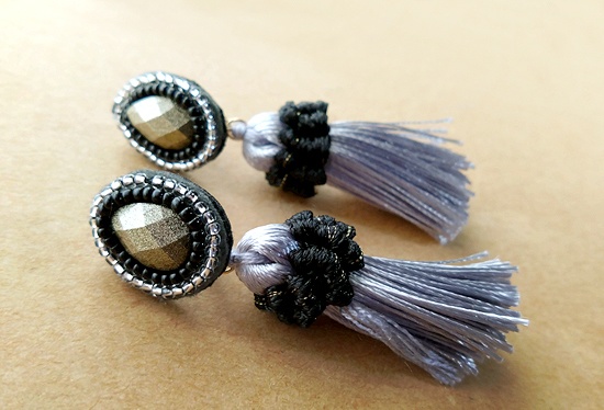 ビーズ刺繍とボリュームタッセルのイヤリング(ドロップ/シルバーブラック)