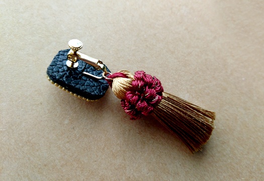 ビーズ刺繍とボリュームタッセルのイヤリング(ドロップ/シルバーブラック)