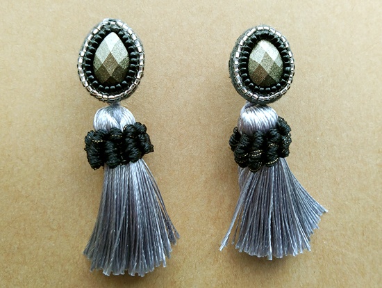 ビーズ刺繍とボリュームタッセルのイヤリング(ドロップ/シルバーブラック)