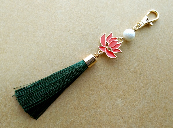 蓮の花とタッセルのナスカンチャーム