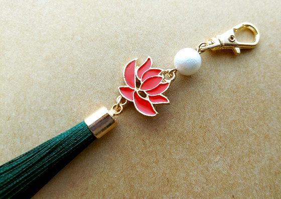 蓮の花とタッセルのナスカンチャーム
