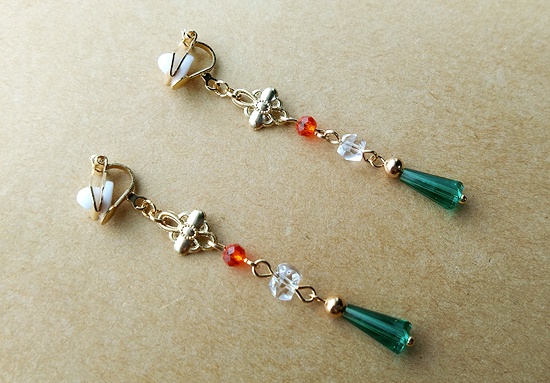 メタルコネクターとカットガラスのイヤリング