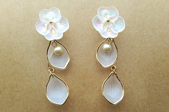 ホワイトビオラのイヤリング