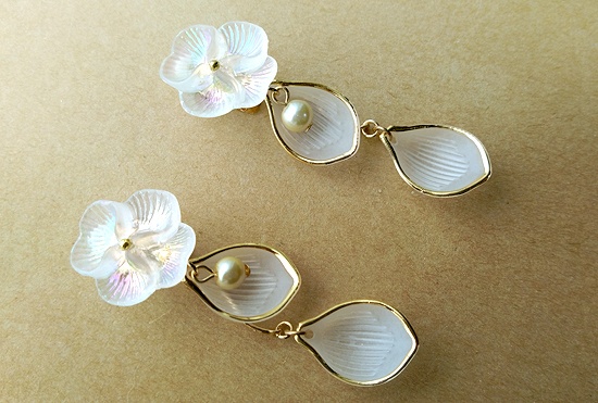 ホワイトビオラのイヤリング