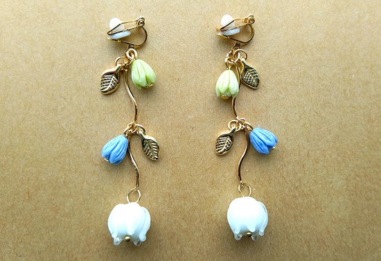 チューリップガラスのイヤリング(白)