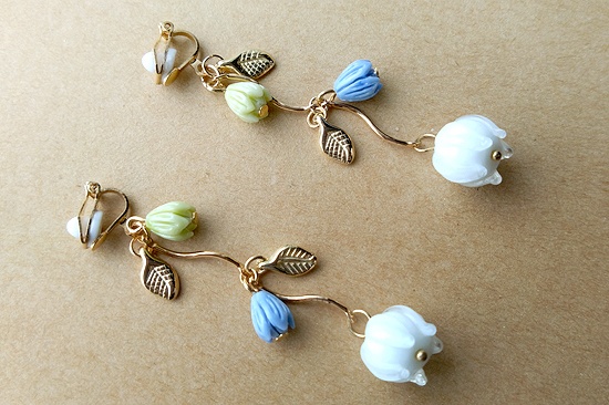 チューリップガラスのイヤリング(白)