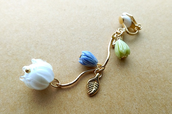 チューリップガラスのイヤリング(白)