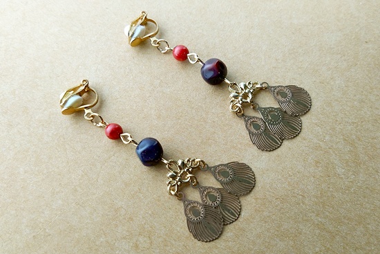 孔雀の羽根とシャンデリアパーツのイヤリング(A)